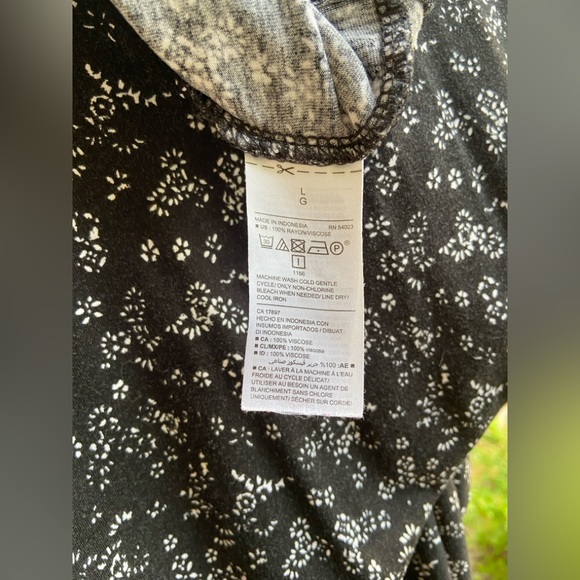 Well Loved Old Navy Sz-L Black w/Tiny White Printed Flowers, Slight High-Low Hem - Picture 13 of 16